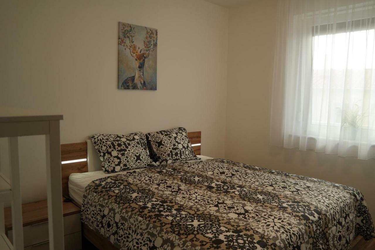 Holiday Apartman With Free Parking Győr Esterno foto