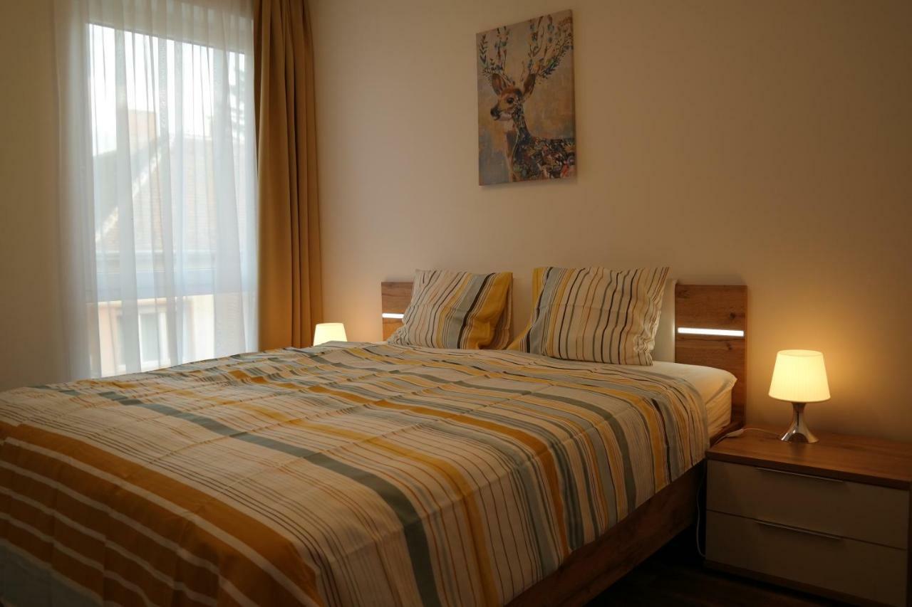 Holiday Apartman With Free Parking Győr Esterno foto