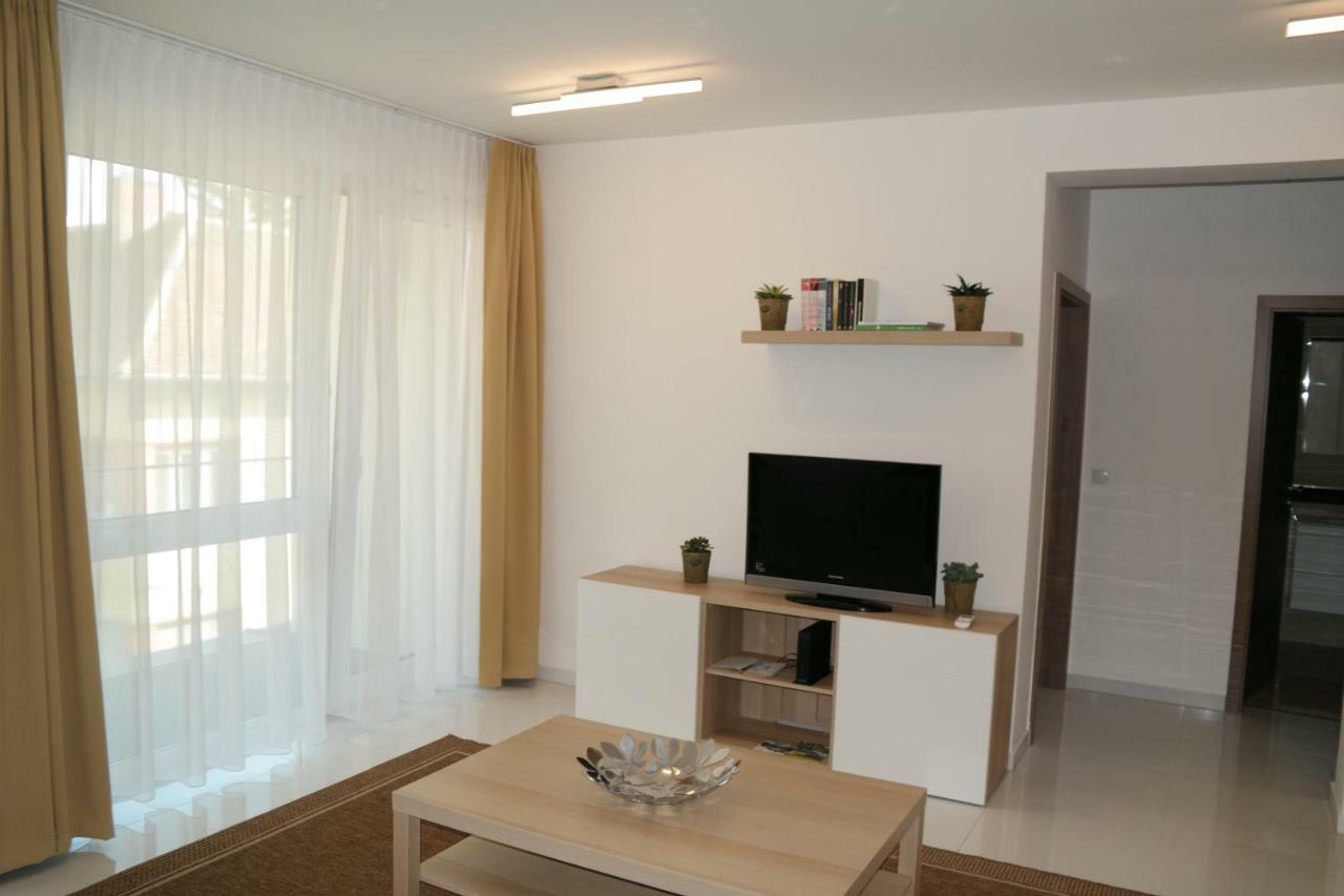 Holiday Apartman With Free Parking Győr Esterno foto