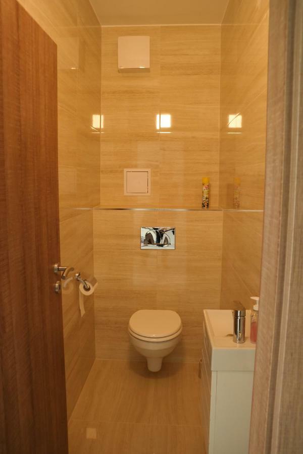 Holiday Apartman With Free Parking Győr Esterno foto
