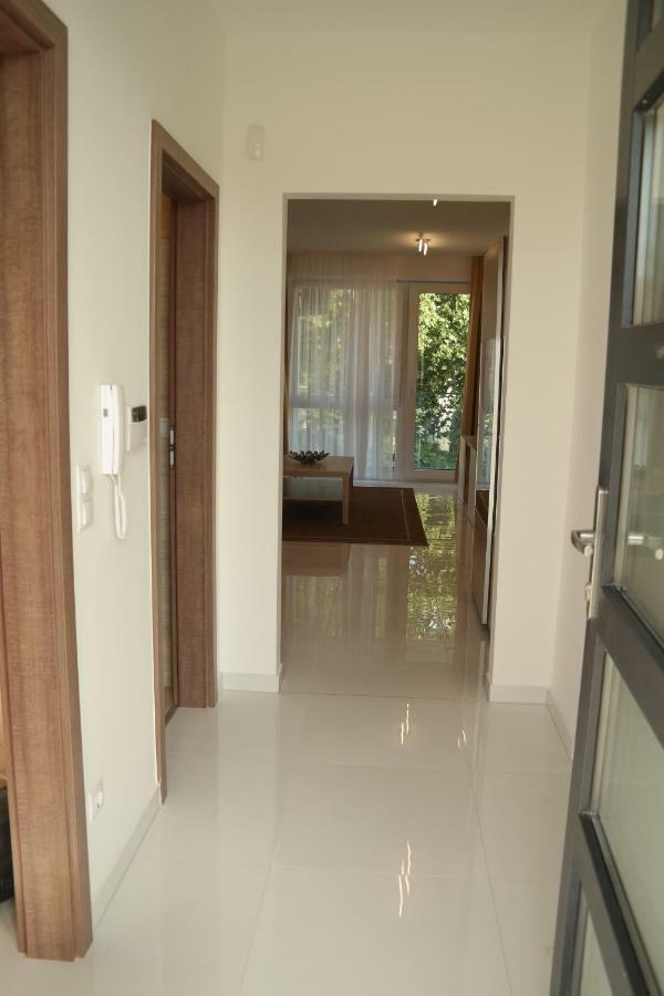 Holiday Apartman With Free Parking Győr Esterno foto